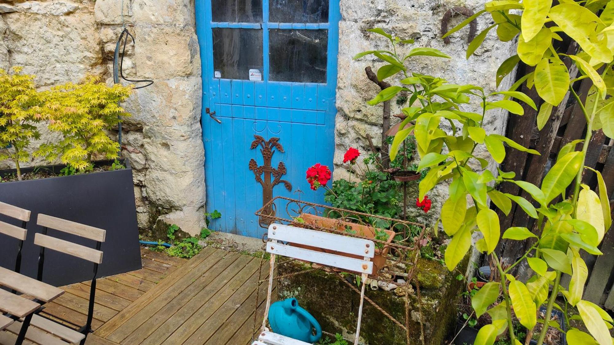 La Maison Bleue De Husseau Ancienne Ferme Semi-Troglodytique 18E Siecle Villa Montlouis-sur-Loire Exterior photo